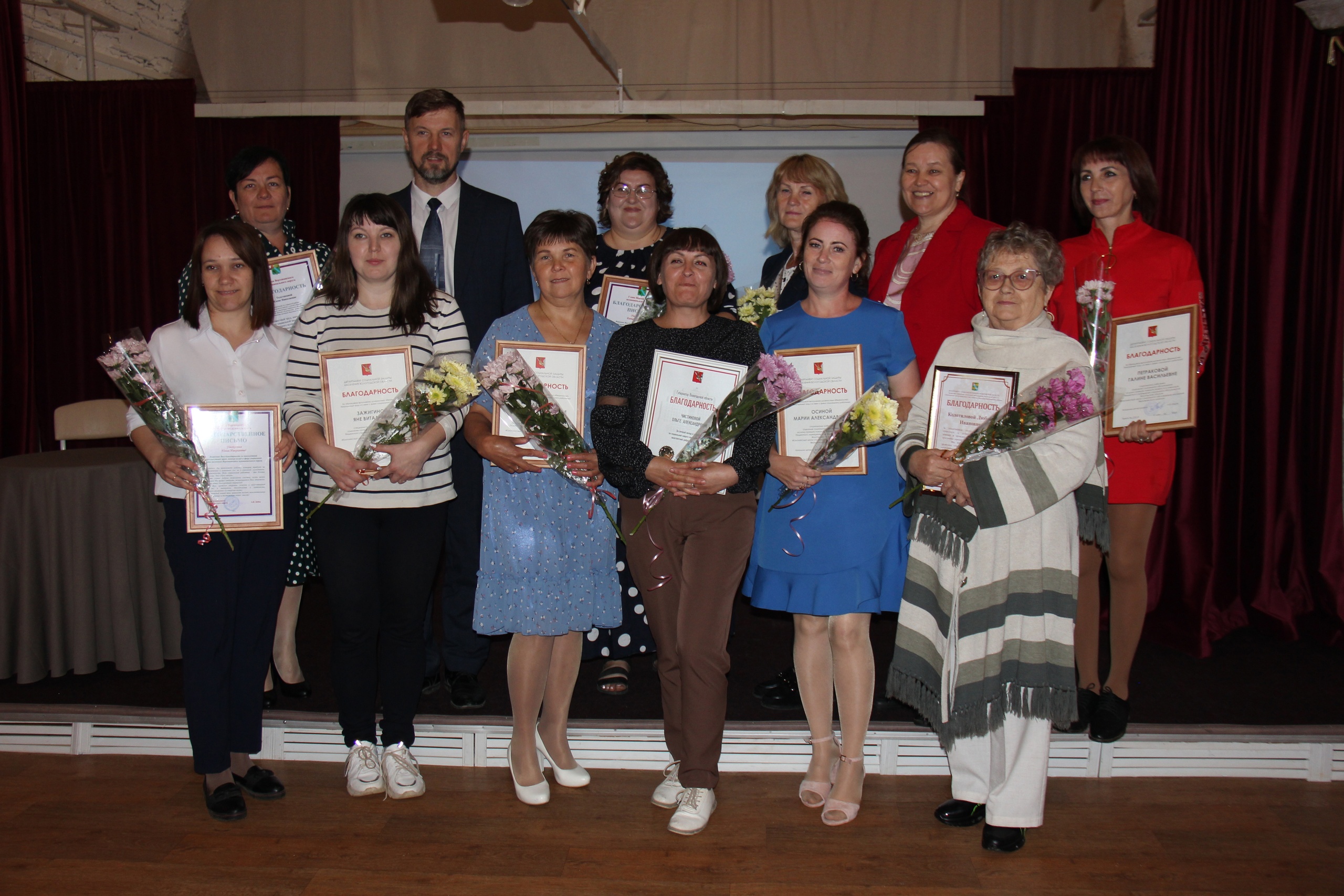 Камерном театре при ЦТНК прошло торжественное мероприятие, посвященное Дню социального работника.