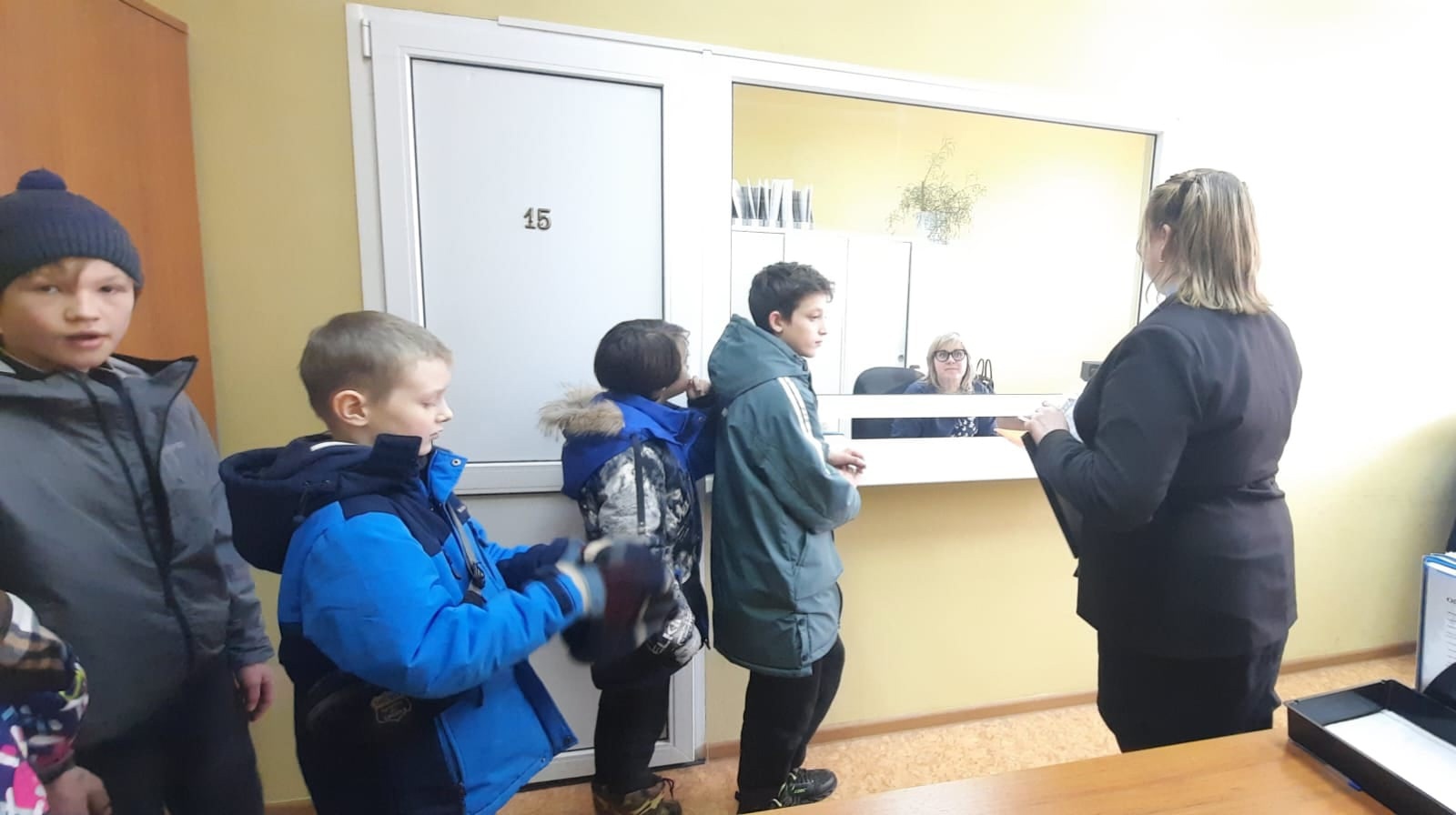 27 марта 2023 года в весенние каникулы специалисты Комплексного центра, участники МОО «Верховажские волонтёры» и учащиеся МБОУ "ВСШ им. Я.Я.Кремлёва" побывали на экскурсии в Верховажском районном суде.