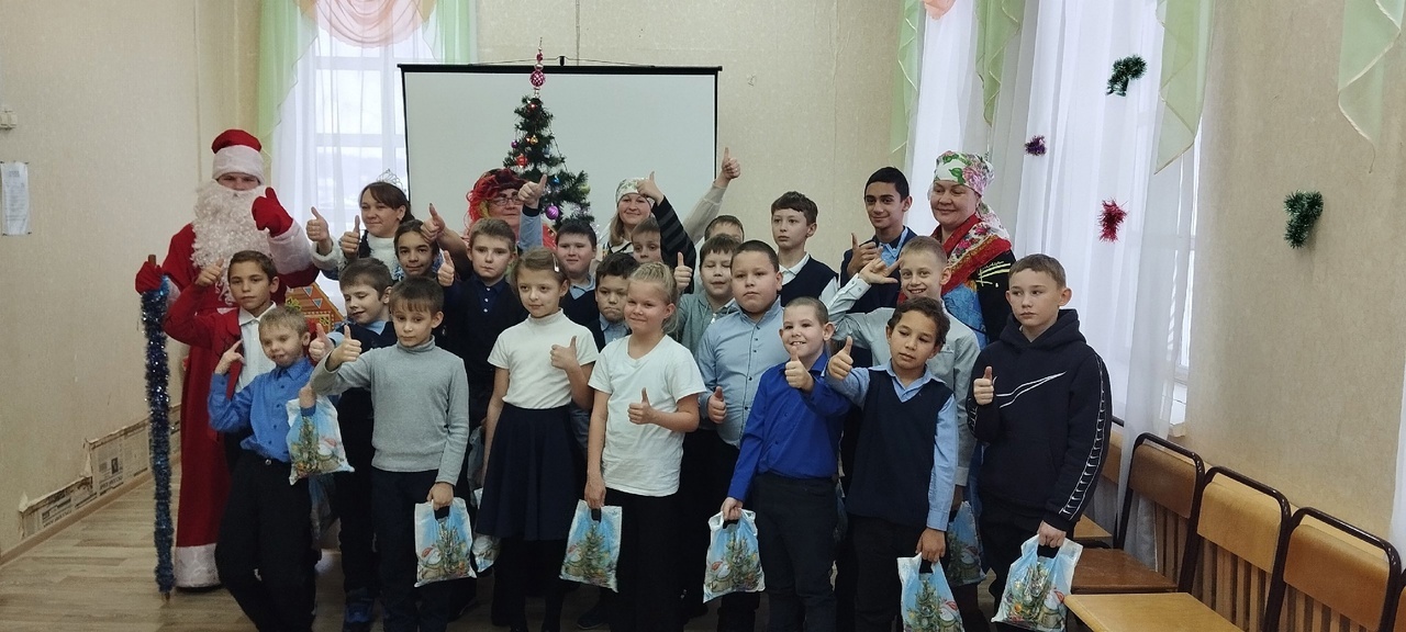 В преддверии празднования Нового года, по давней традиции в Комплексном центре прошли мероприятия для детей, посещающих Службу реабилитации. Ребята играли в разные игры, водили хороводы, рассказывали стихи и получали подарки!????????????