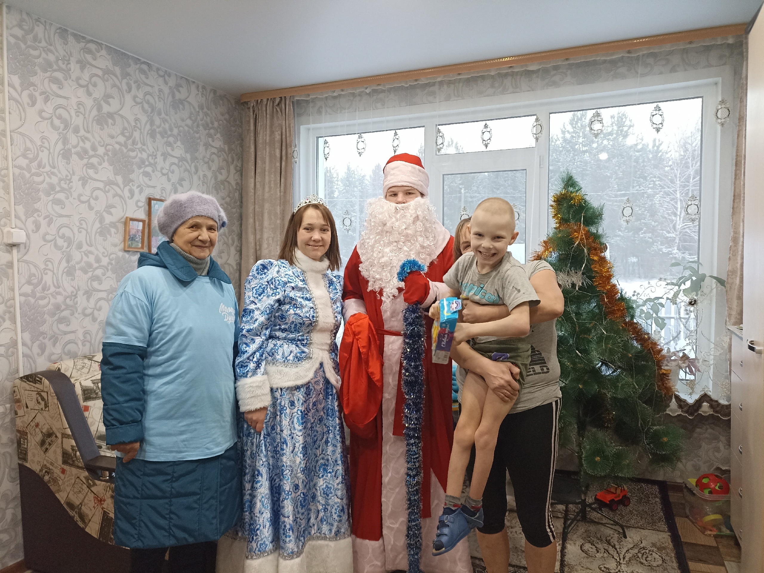 Сегодня наш Дед Мороз и Снегурочка посетили немобильных детей с инвалидностью!