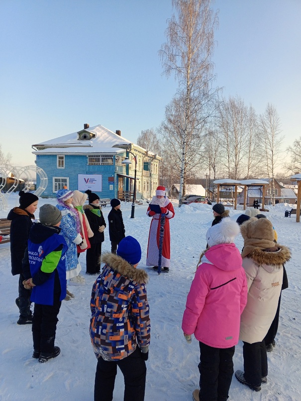 НАПЕРЕГОНКИ С ДЕДОМ МОРОЗОМ ????  ❄Именно так называлась спортивно-игровая программа, которая сегодня была проведена участниками МОО "Верховажские волонтёры", в рамках Новогодней ярмарки на Соборной площади села.